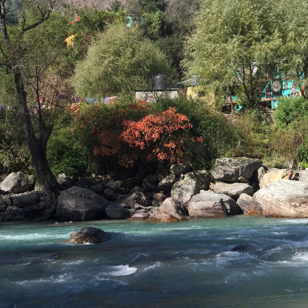Hotel just along the Parvati river!