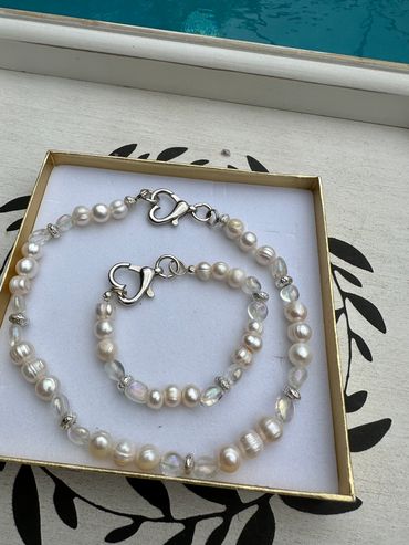 Elegant necklace and bracelet ensemble featuring lustrous and timeless freshwater pearls