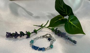 Chic bracelet with blue aventurine, howlite, and agate beads.