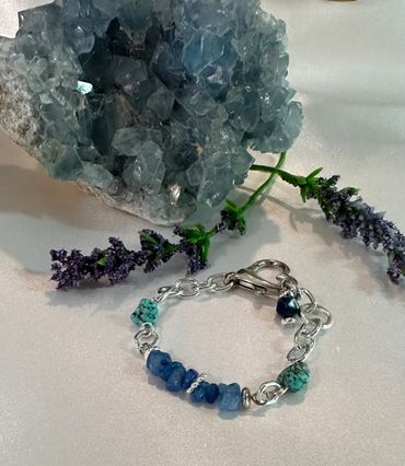 Chic bracelet with blue aventurine, howlite, and agate beads.