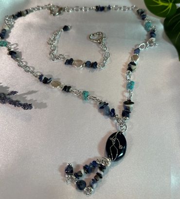 Stylish set: necklace and bracelet with blue aventurine and howlite.