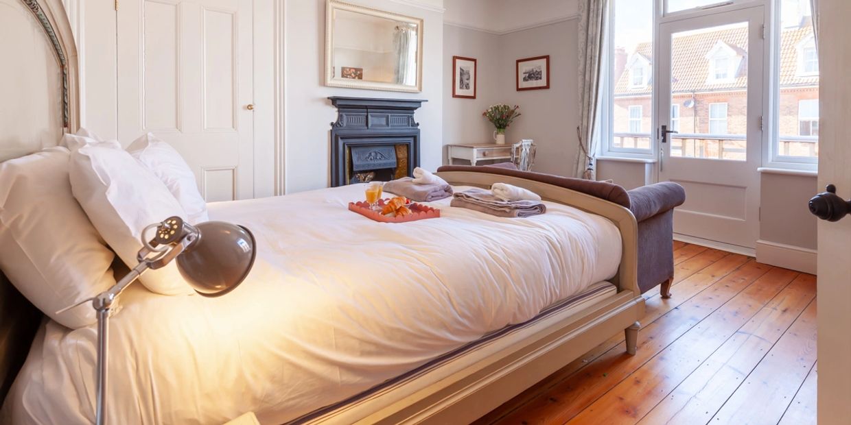 Kingsize master bedroom