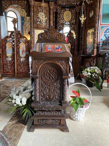 Iconostas bisericesc, Strană de cântăreț, Analog Sf. Evanghelie, Analog sculptat, strană sculptată.