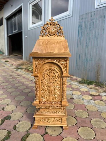 Iconostas bisericesc, Strană de cântăreț, Analog Sf. Evanghelie, Analog sculptat, strană sculptată.