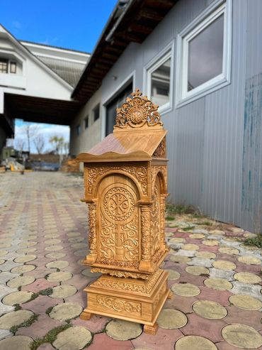 Iconostas bisericesc, Strană de cântăreț, Analog Sf. Evanghelie, Analog sculptat, strană sculptată.