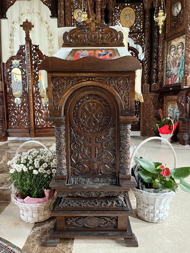 Iconostas bisericesc, Strană de cântăreț, Analog Sf. Evanghelie, Analog sculptat, strană sculptată.