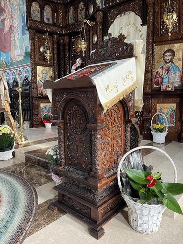 Iconostas bisericesc, Strană de cântăreț, Analog Sf. Evanghelie, Analog sculptat, strană sculptată.