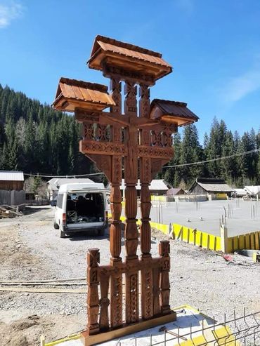 Troiță sculptată din stejar, Troiță bisericească, dulap veșmântar, proscomidiar, Balustradă, Sfeșnic