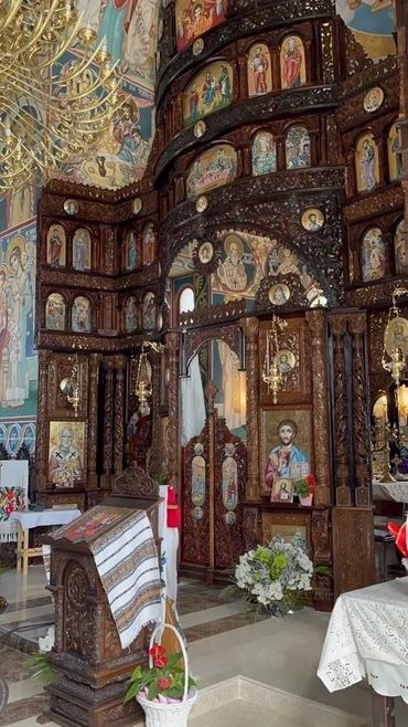 Catapeteasma pe rotund, catapeteasma frântă, catapeteasmă dreaptă, catapeteasmă din stejar masiv.