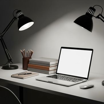 um escritorio com um notebook em cima da mesa e alguns livros ao lado