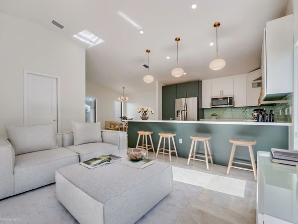 Bright, open living space of a renovated modern home in Kendall, filled with natural light / Entrada