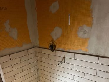 Douche avec panneau hydrofuge