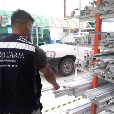 taller, fabrica, aluminio, chaleco de seguridad, perfiles de aluminio, almacén