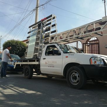 Instaladores, vehículo de instalación. transporte de vidrio