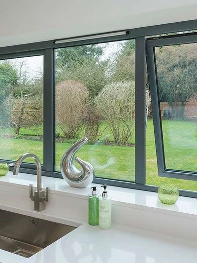 Ventana moderna de jardín, ventana abierta, ventana linea premium