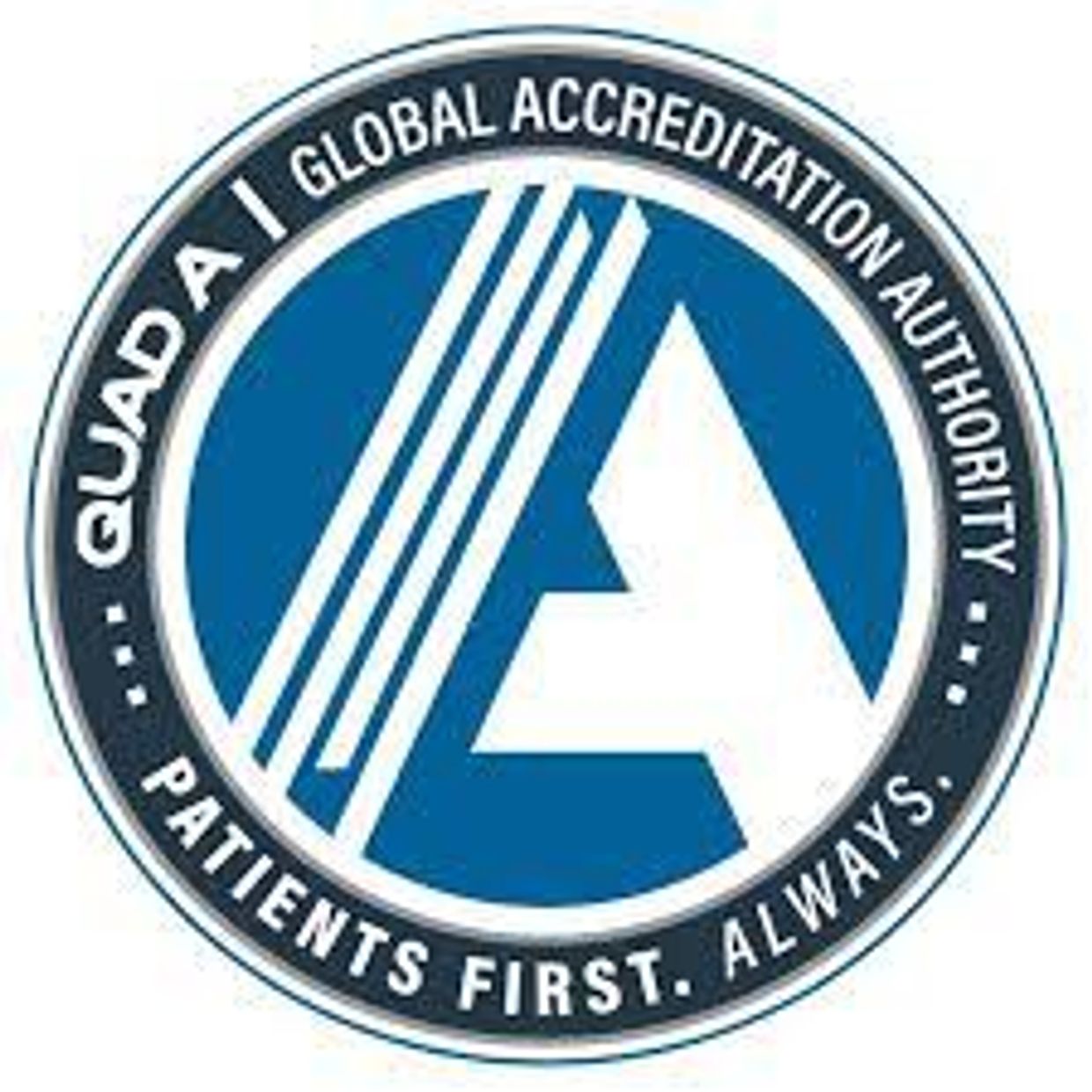 Logotipo de acreditación global con mensaje de prioridad al paciente.
