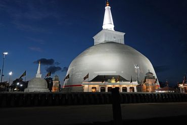 Ruwanmeliseya: the great Stupa in Anuradhapura.