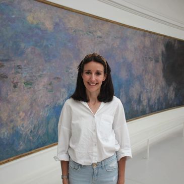 Eira Garner standing in front of Claude Monet famous water lilies painting in Paris 
