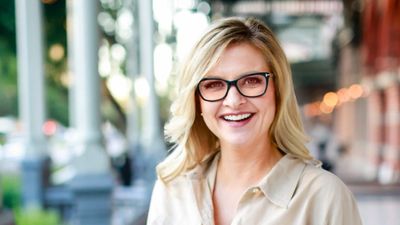 Life coach for women life coaches, creatives, and online entrepreneurs who are afraid to be seen.