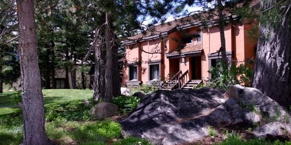 The parklike grounds and convenient location make this and ideal vacation rental in Mammoth Lakes.