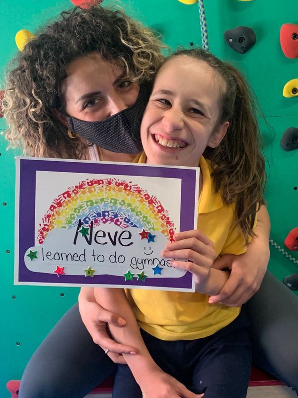 Kid learned to do gymnastics in intensive physiotherapy