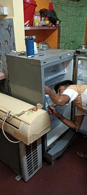 The first cooling systems for food involved ice.