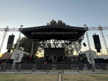 Escenario Masivo
Diseñamos y montamos escenarios de gran escala para eventos masivos, asegurando una experiencia visual y sonora impecable con equipos de última tecnología y soluciones personalizadas.