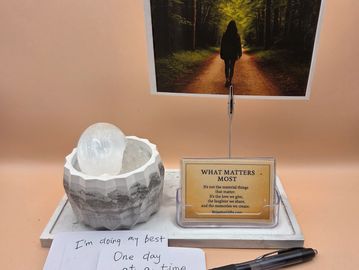 A keepsake bowl with crystals, inspirational note on what natters most and handwritten notes