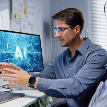 Homem discutindo sobre inteligência artificial.
