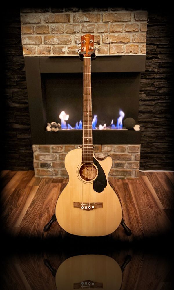 Bajo Fender Electroacústico, ideal para grabaciones musicales acústicas que requieran tal carácter.