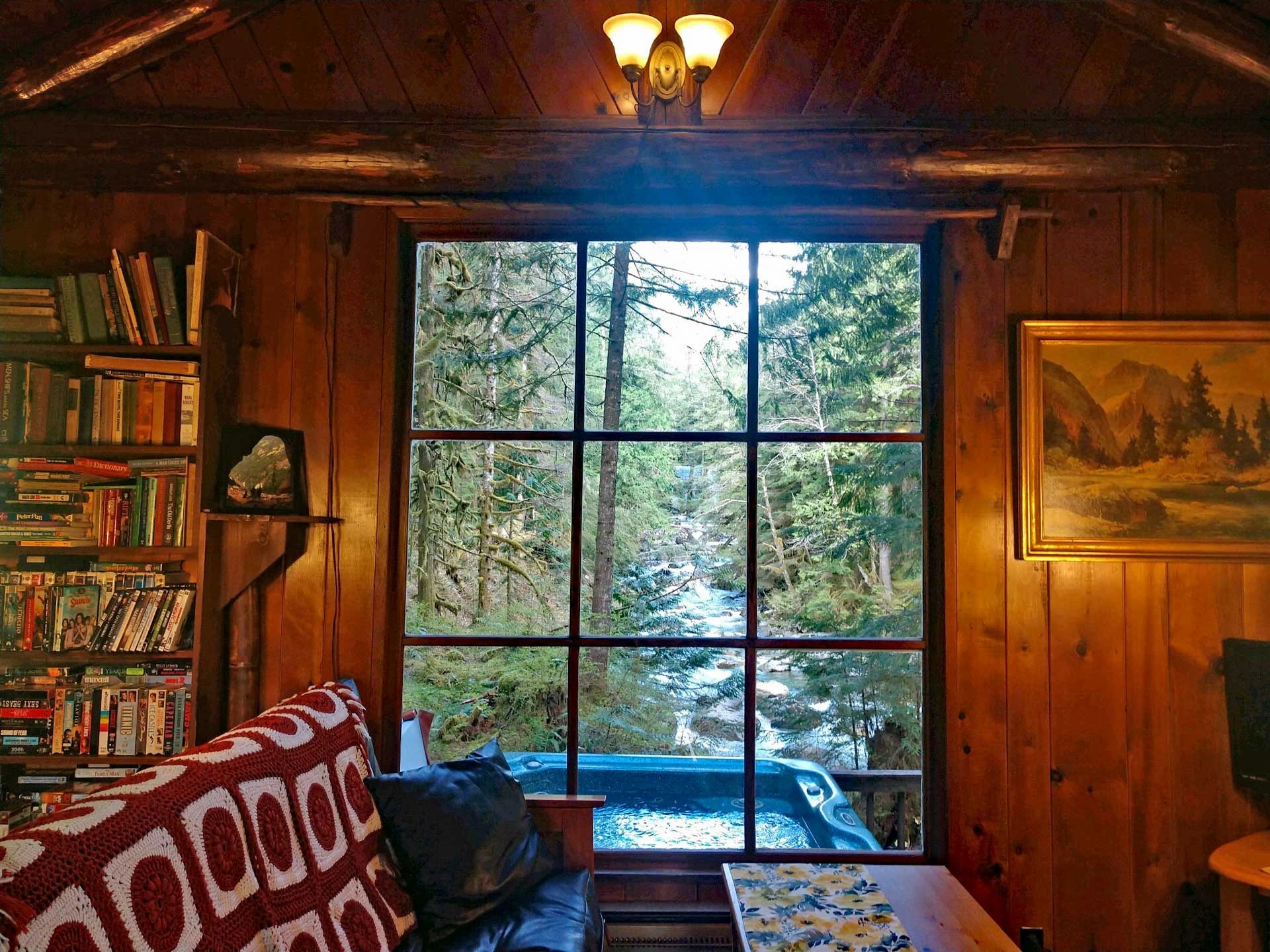 Riverfront vacation lodging cabin rental near Stevens Pass in WA State dog pet friendly with hot tub