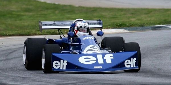 F1 cars race