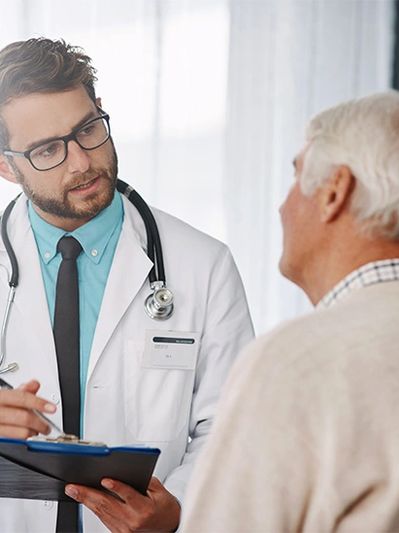Visita médica de un hombre mayor