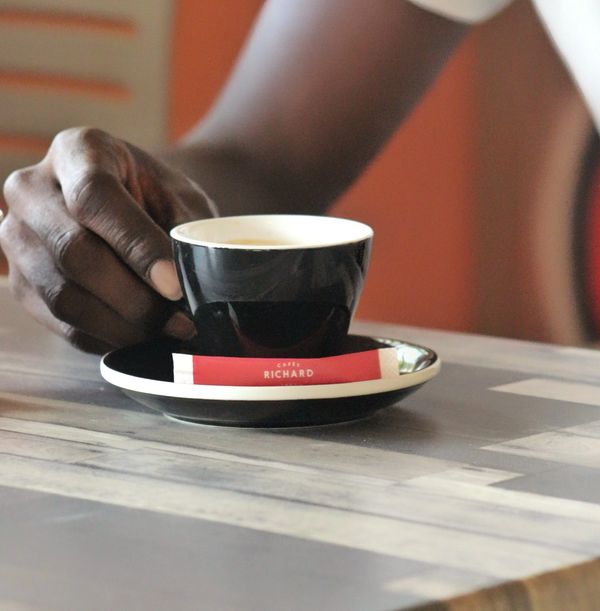 Homme qui prend un café