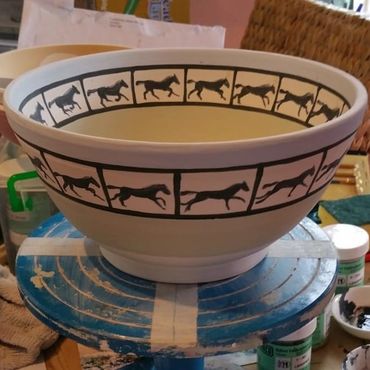 Bowl with images of horses galloping around the rim