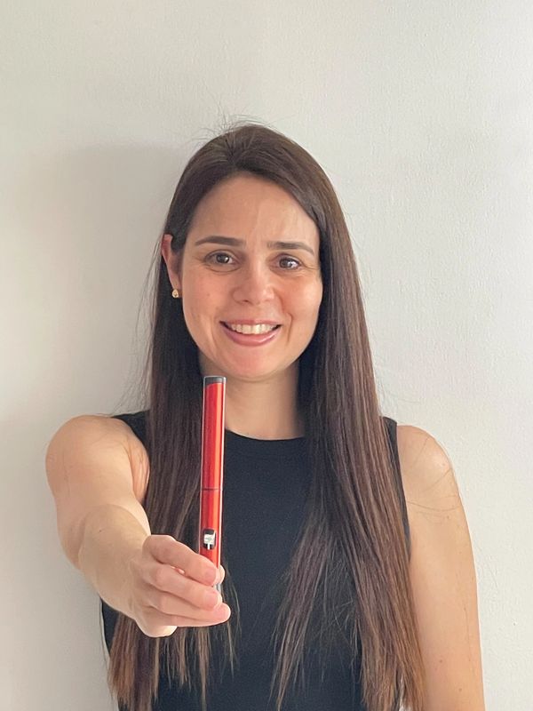 persona con Diabetes tipo 1 pluma de insulina para controlar niveles de glucosa en sangre