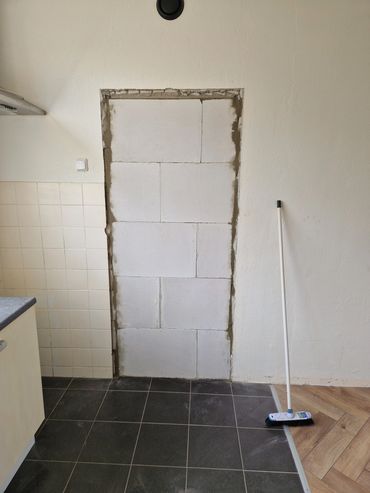 Stalen kozijn verwijderd en met Ytong blokken dicht gelijmd