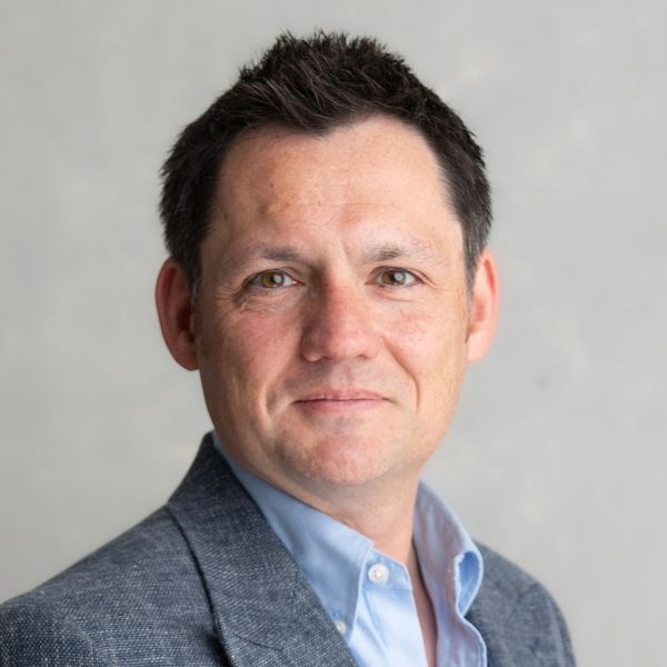 Mr Raymond Oliphant, Consultant Colorectal and General Surgeon (robotic colorectal & hernia surgery)