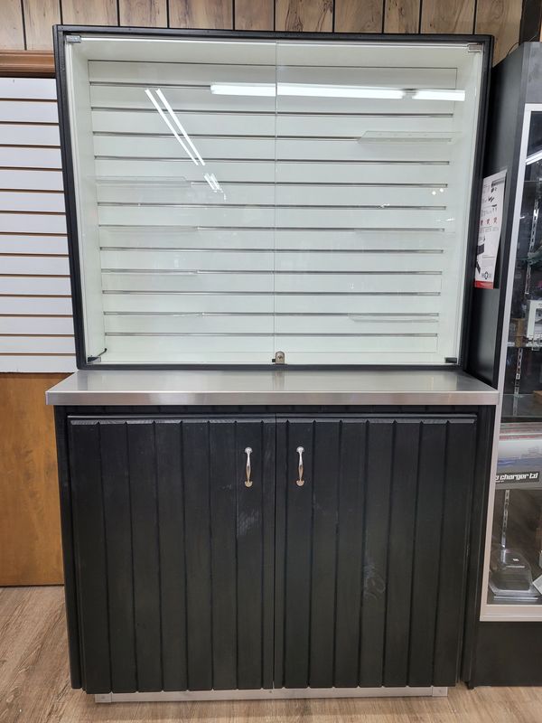 Display Cabinet with locking glass doors