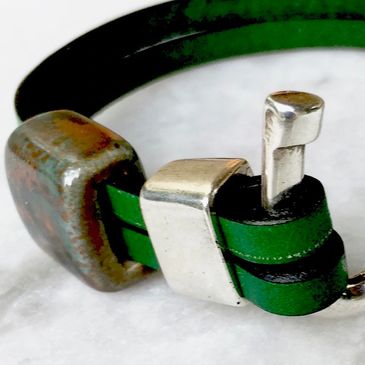 Leather bracelet with porcelain slider