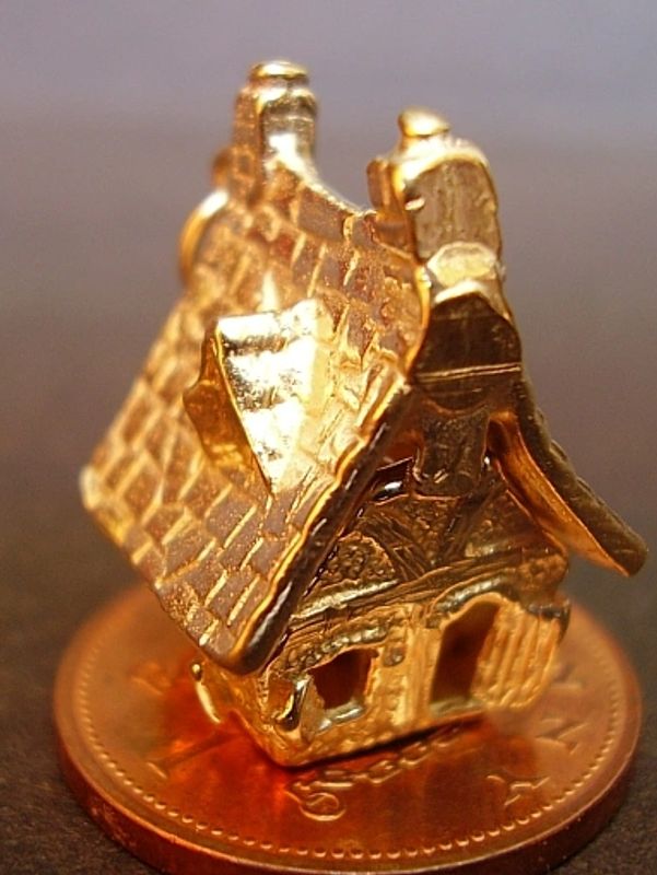 9ct gold haunted house charm