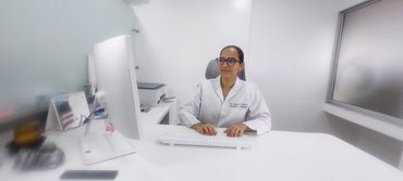 Realizando consulta virtual, atención ginecológica online para pacientes en el exterior.