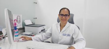 Doctora Victoria Cortés en consulta presencial en su consultorio de ginecología en Cali.