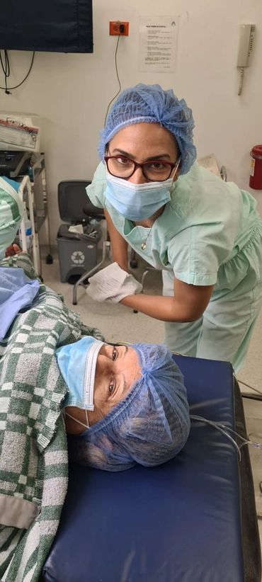 Profesional de la salud brindando atención ginecológica en quirófano, mostrando un ambiente seguro y