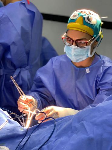 Ginecóloga Victoria Cortés realizando cirugía ginecológica especializada.