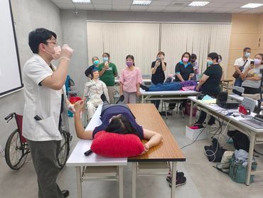 台中市家庭照顧者支持課堂:居家照顧技巧指導--肢體關節活動技巧、移轉位技巧指導。