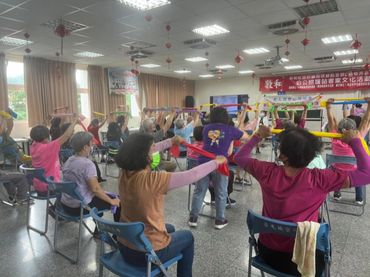 彈力帶是一種安全且高效地鍛鍊方式,適合伸展操、肌力與耐力訓練以及平衡訓練。
不論是在家中還是戶外,都能輕鬆進行。透過不同強度的彈力帶,靈活調整訓練強度,提升全身肌肉力量與穩定性,讓您隨時保持健康體態。