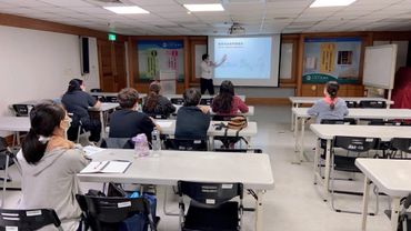 醫院課堂:患者出院後居家復健方法、生活自理的協助技巧、日常功能活動分級、生活照顧議題討論。