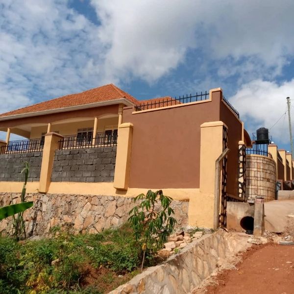 New constructed flat house available for sale at Bwebajja on Entebbe.
http://sivoagency.com/