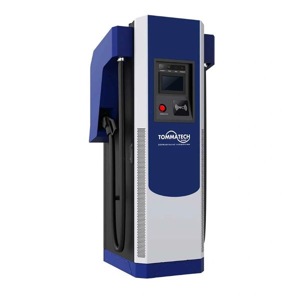 Mavi ve beyaz elektrikli araç şarj istasyonu.